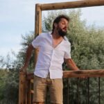 Pareja Abierta Pío en el balcón